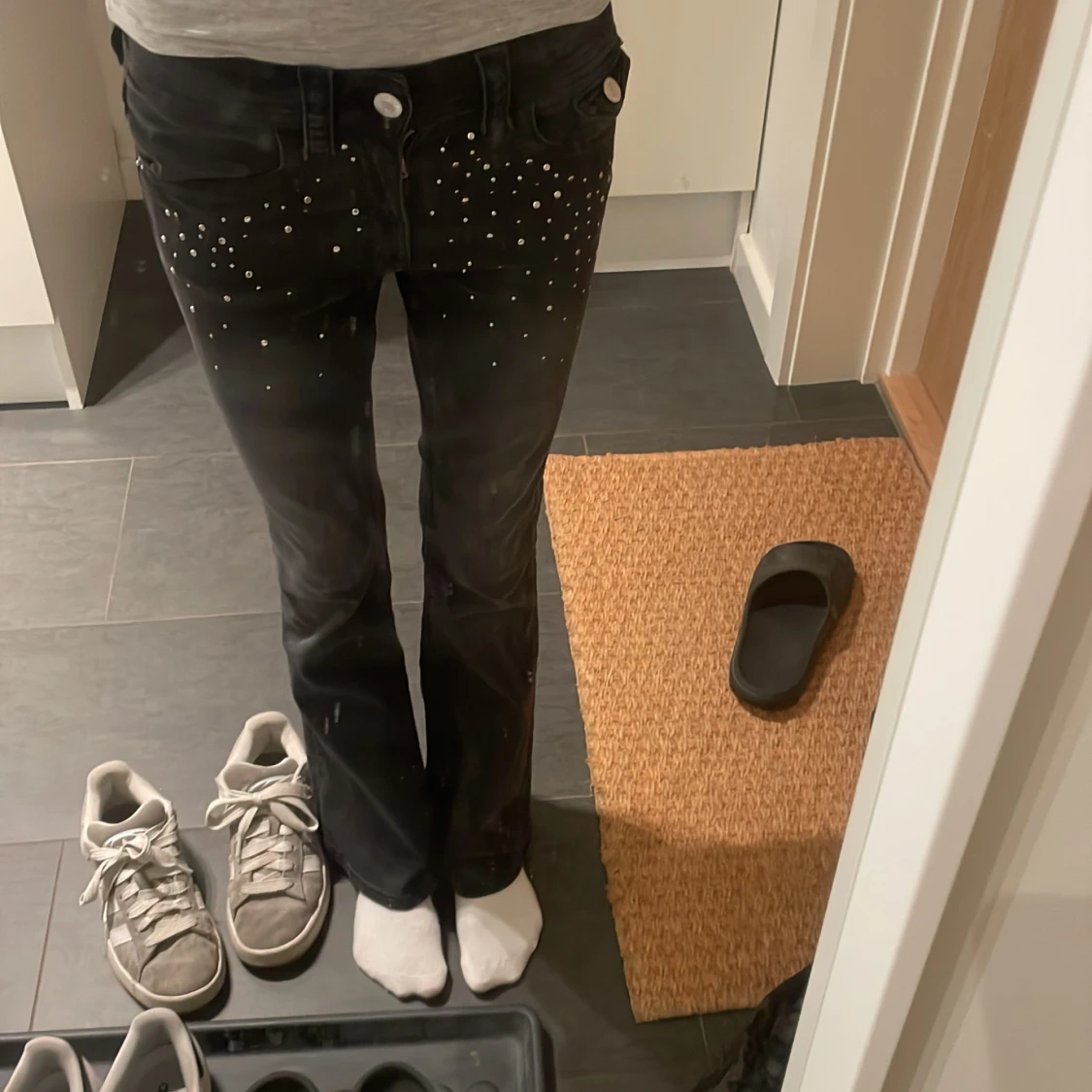 Svarta bootcut jeans med nitar från H&M