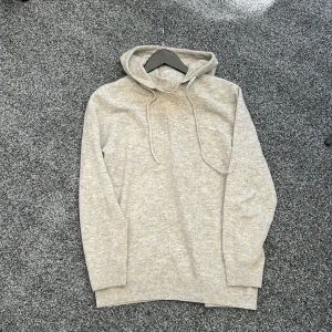 Kashmirhoodie - Säljer en snygg kashmir hoodie som passar dig runt 177-185 isch! Skick: 8:10 , den har gått upp vid kragen men de märks inte så mycket, vanligt fel som förekommer ofta på kashmir. Hör av dig vid minsta fundering 🤩