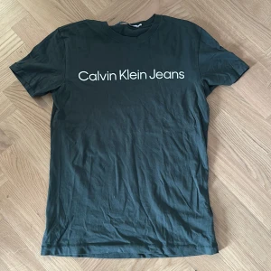 Grön t-shirt Calvin Klein Jeans - Snygg grönt-shirt från Calvin Klein 