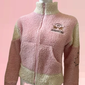 Vintage Argentine Polo fleece zipup - Söt rosa / benvit vintage Argentine Polo zip up med fina detaljer! 💖💖💖S-M beroende på hur man vill den ska sitta.