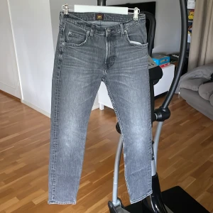 Grå Lee Rider jeans W30 L32 - Snygga grå jeans från Lee, modell Rider, med raka ben. Jeansen har en tvättad look och är i väldigt bra skick!! Priset är ej hugget i sten så varm inte rädda att ställa frågor 😁