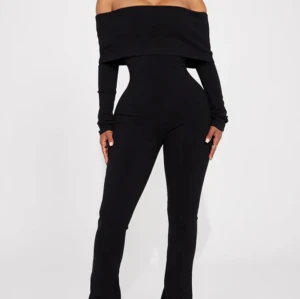 Jumpsuit offshoulder  - Amara ribbad jumpsuit i nyskick, slutsåld på hemsidan! Storlek S 🤍