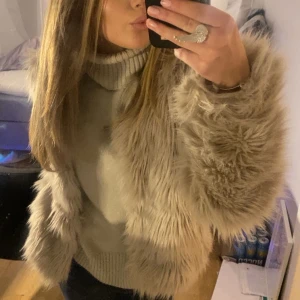 Beige fluffig pälsjacka - Säljer en supermjuk och fluffig beige pälsjacka med långärmad design. Skriv privat för fler bilder eller funderingar!!💖💖