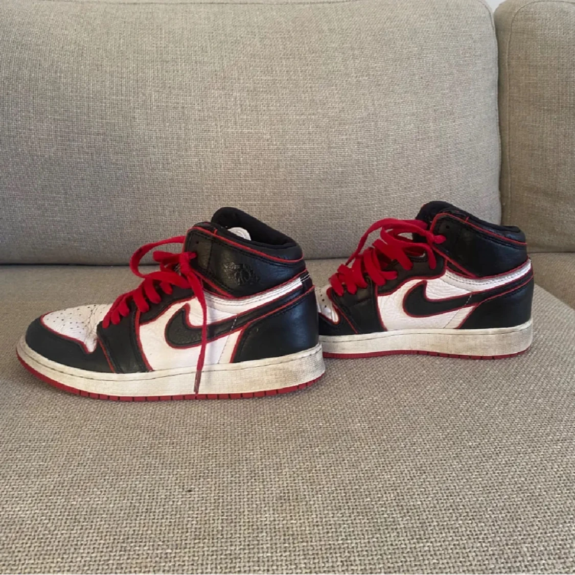 Nike Air Jordan 1 Mid svart/röd/vit - 3