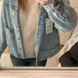 Ljusblå jeansjacka med knappar - Lappen är kvar! Storlek s