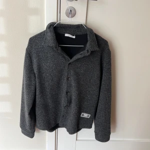 Grå overshirt  från Paolo Pecora Milano - Snygg gråmelerad overshirt från Paolo Pecora Milano.  Storlek xs säljer pågrund av att ja inte använder den längre. Priset är diskuterbart om du har några frågor skriv