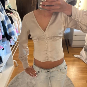 Smokkad topp  - Super snygg smokkad topp från abercrombie i storlek xs, tar inga fler bilder en knapp har låsnat  se bild 