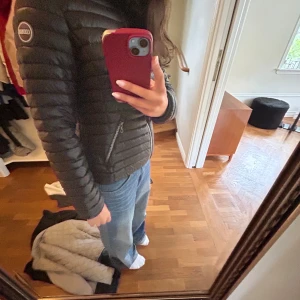 Svart Colmar dunjacka med huva - Säljer en svart, lätt och snygg dunjacka från Colmar Originals. Jackan har huva, två dragkedjefickor och coola quiltade detaljer. Perfekt för dig som vill ha en stilren look och ändå hålla värmen. Passar till allt och har en schysst passform. Den är storlek M men jag skulle mer säga storlek S.