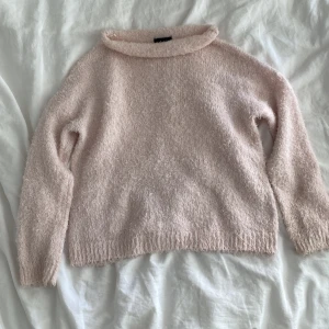 Ljusrosa fluffig stickad tröja Lindex - Supermysig ljusrosa stickad tröja från Lindex i storlek XS. Tröjan har en lös, lite högre krage och är gjord i ett fluffigt, mjukt material. Perfekt för kalla dagar!! Långärmad och enkel att matcha med jeans eller kjol.💖