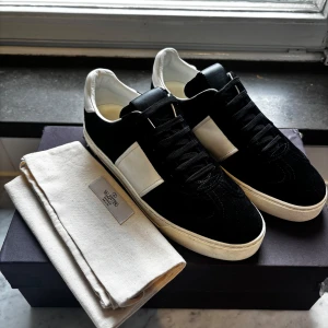 Svarta Valentino Flycrews (öppen för pris förslag!) - Säljer dessa eftertraktade Valentino Flycrews i storlek 39 (passar 39,5-40) Skorna är i 9,5/10 skick. Nypris 7420 kr. Skorna har kvar alla nitar. Boxen är lite sönder (se bild 5) Det som ingår: Valentino Flycrews st.39, box och dustbag. Kom gärna med frågor och prisförslag! 