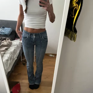 Low waist bootcut jeans - Säljer mina low waisted bootcut jeans som aldrig använts. Jag är ca 168 cm lång och dem är i storlek 34.