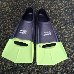 Aqua Speed simfenor svart/neongul 37-38 - Säljer ett par simfenor från Aqua Speed i svart och neongul. Fenorna har en sportig look med stängd häl och är tillverkade i syntetmaterial. Perfekta för dig som vill simma snabbare och få extra power i vattnet.