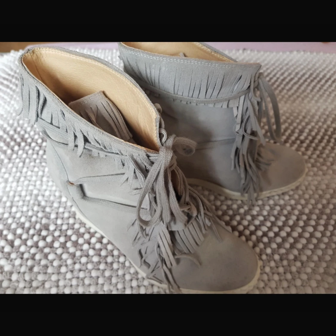 Grå mockaboots med fransar och snörning - 1