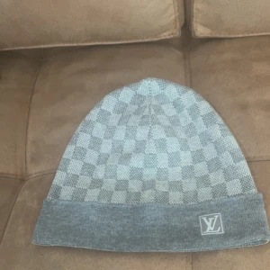 Louis vuitton mössa - Nyskick, inga skador eller fläckar. Perfekt för dig som vill ha en mössa som håller värde 