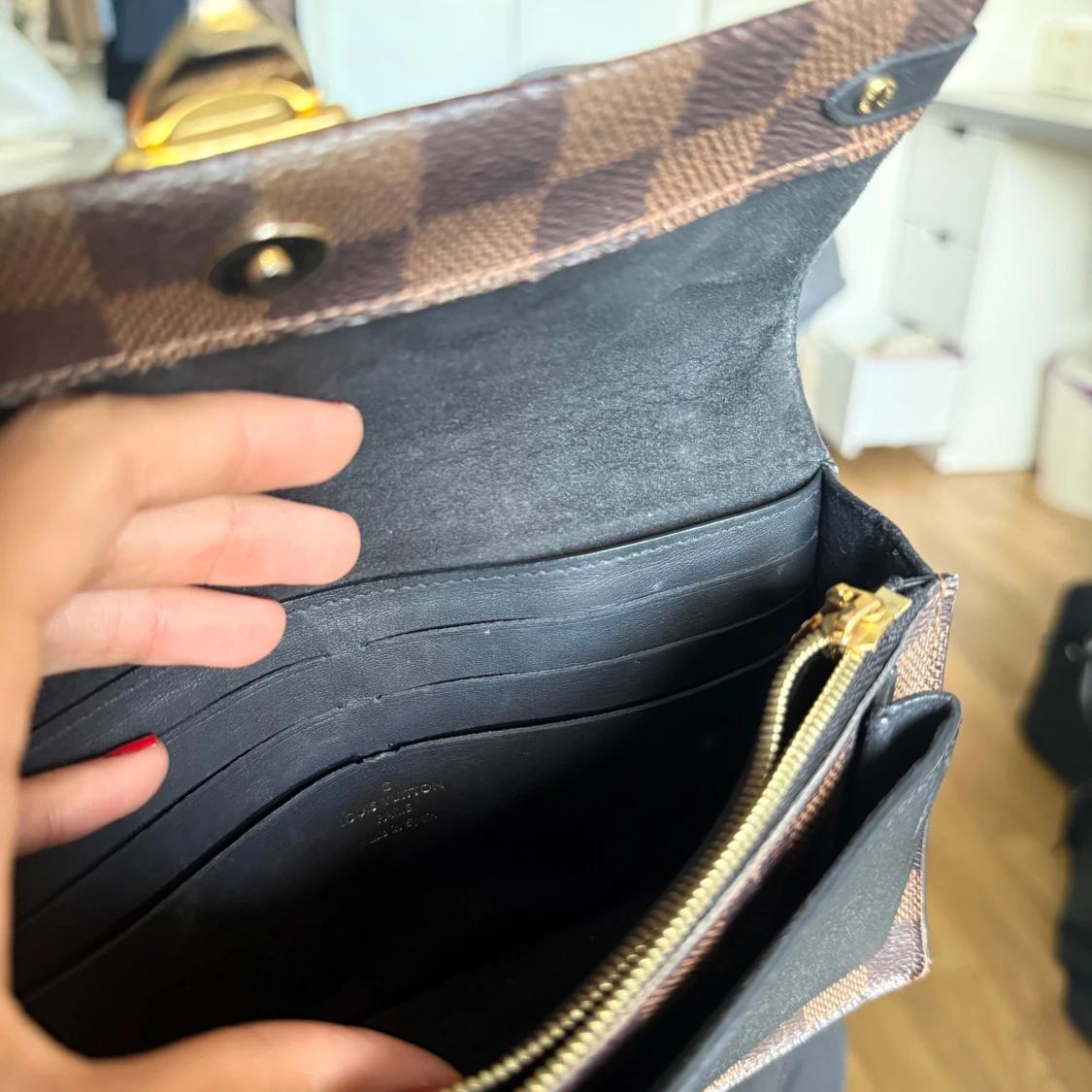 Louis Vuitton rutig axelväska i skinn - 4