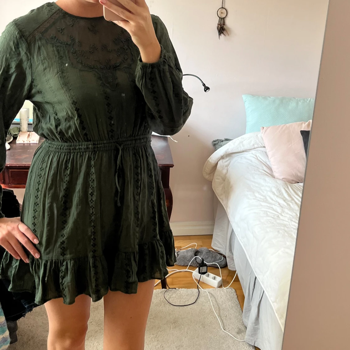 Mörkgrön kort klänning med volang - 1
