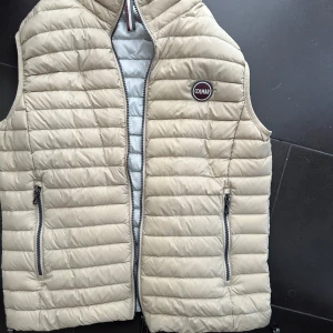 Colmar väst beige - Säljer min colmar väst i storlek S. Västen är i färgen beige och är i nyskick. Västen har inga defekter eller skador. Perfekt till hösten. Pris 1199kr. Skriv vid funderingar.