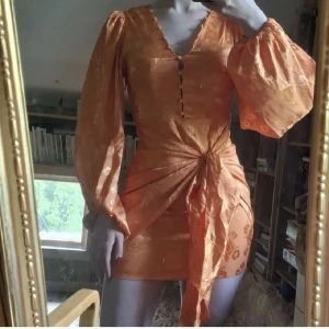 White fox klänning  - Endast testad, färgen är ännu starkare I verkligheten😍