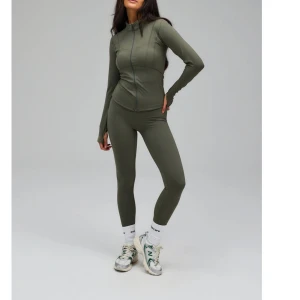 Exercere träningstights - Khaki gröna träningstights från exercere, aldrig använda. Nypris är 834kr