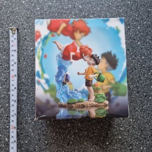 Ponyo Figur, Ghibli, Retro Anime, Figurin, Samlarfigur - En färgstark och charmig figur från filmen Ponyo. Perfekt för dig som älskar anime, Studio Ghibli och magiska äventyr.