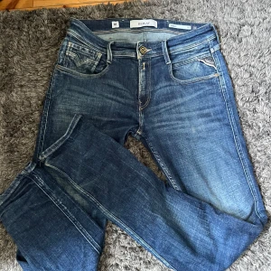Replay Anbass Jeans  - Säljer nu mina svinfeta Replay anbass i mycket bra skick. Finns inga tydliga tecken på användning eller liknande. Dom är köpta på Zalando för cirka ett år sedan men har inte kommit till användning mer än vid ett fåtal tillfällen då dom helt enkelt inte är min stil och hade aldrig orken att skicka tillbaka dom. Hör av er om ni har några funderingar över huvudtaget! Priset är inte hugget i sten.
