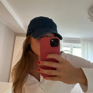 Keps &Other Stories - Jättesnygg oanvänd keps i mörkblått jeansmaterial från &Other Stories! 