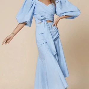 Adoore Toscana set 34, ny - Oanvänt set från Adoore med prislapp kvar. Toppen har puffiga ärmar med knyt i midjan. Båda delar storlek 34. Nypris topp 995kr och kjol 945kr.