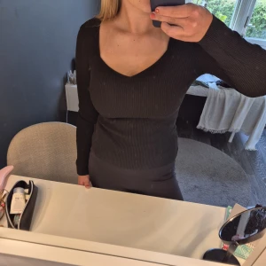 Svart ribbad långärmad tröja från H&M  - Svart ribbad tröja köpt på H&M ❣️enkel och basic 