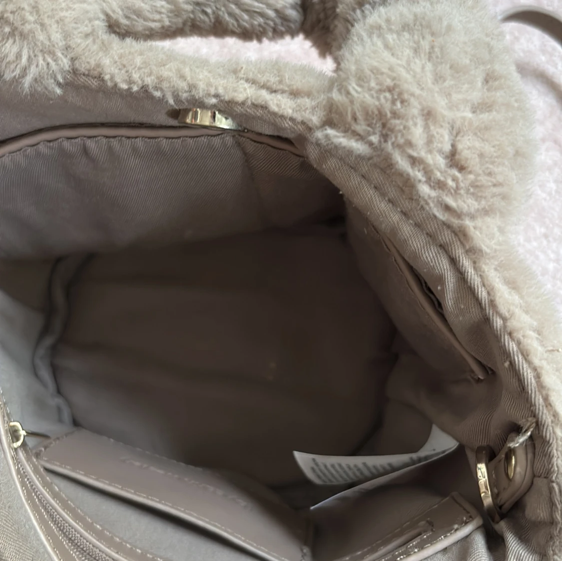 Beige fluffig handväska från C.W. - 3