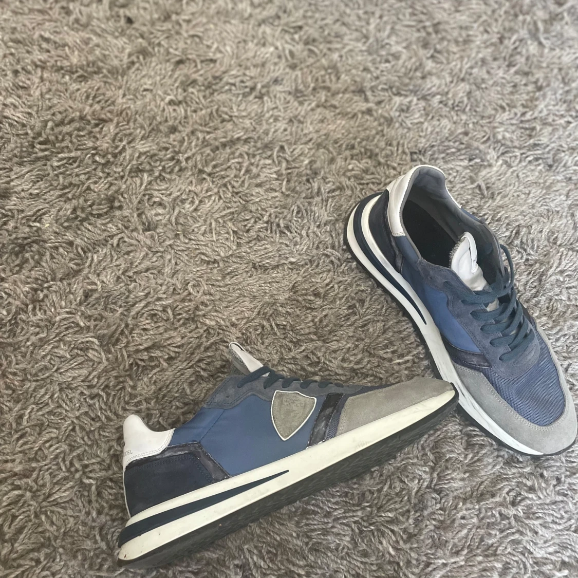 Blå Philippe Model sneakers i mocka och mesh - 1