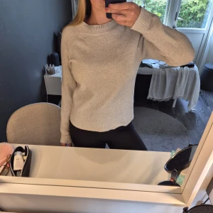 Beige/vit  stickad tröja från Vero Moda - Vit/beige stickad tröja köpt på Vero moda ❣️jättebra att ha plagg i garderoben ❣️