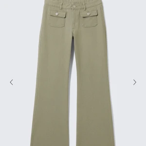 Olivgröna bootcut byxor med fickor - Snygga olivgröna byxor med bootcut, använda en gång 