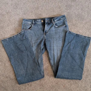 Blåa wide jeans från Never Denim - Snygga blå jeans från Never Denim i modellen MIRA med raka, vida ben och klassisk femficksdesign. Jeansen har normalhög midja, dragkedja och knapp framtill samt läderpatch bak i midjan. Perfekta för en avslappnad och trendig look. Köpta från bikbok, storlek W 29 L32 passar mig som är en 36/38 i vanliga fall, perfekt längd (jag är 170), vid intresse betalar du för frakt💓 Ursprungliga pris är 499 kr säljes för 200 kronor