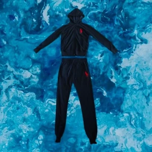 Polo ralph lauren storlek M paket - Polo ralph lauren paket. Fint, bra skick. Använt några gånger. Djur- och Rökfritt hem.