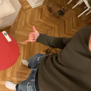 Mörkgrön Oscar Jacobsson hoodie - Säljer en enkel och stilren mörkgrön hoodie med huva. Tröjan har långärmade ärmar och en normal passform, perfekt för chill dagar. Materialet känns mjukt och skönt mot huden, troligtvis bomull eller polyester. Inga synliga detaljer eller mönster, bara clean och snygg. PRIS GÅR ATT DISKUTERAS REJÄLT😊