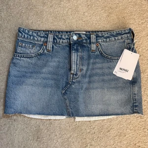 Ljusblå jeanskjol från Monki - Säljer en jättefin ljusblå jeanskjol ifrån Monki. Aldirg använt och prislapp finns kvar. Pris kan diskuteras
