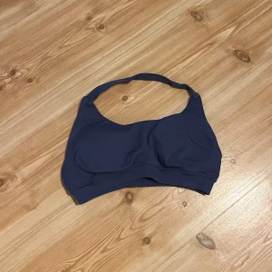 Mörkblå sport-bh  - Mörkblå sport-bh med öppen rygg. Står att det är en S men passar mer som en M