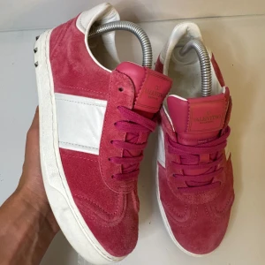 Rosa Valentino Garavani Rockstud sneaker dam skor storlek 36 - Rosa Valentino Flycrew | storlek 36 | skick 9/10, endast 1 nit saknas | tillbehör: valentino dustbag | har du fler frågor? Skriv till mig och fråga🙌