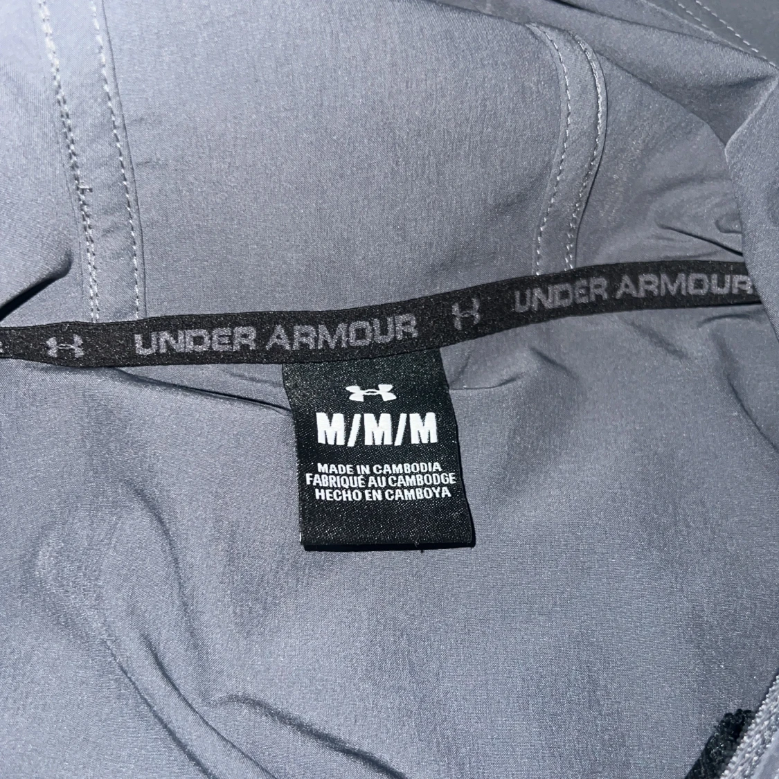 Grå och svart vindjacka från Under Armour - 2