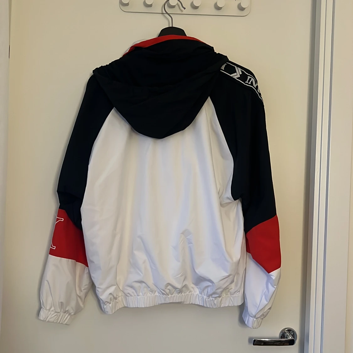 Kani vindjacka i svart, vitt och rött - 1