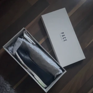 Marinblå ballerinaskor från Pace - Snygga marinblå ballerinaskor från Pace i skinn med rund tå och dekorativ rosett framtill. Skorna har en klassisk och stilren look med vit sula och är perfekta för dig som gillar enkel men trendig stil. Står strl 36 men passar nog lite större också!