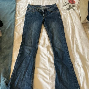 Jeans junkyard - Blåa supersnygga jeans från Junkyard. Storlek S. Skriv för eventuella frågor om mått osv! :)