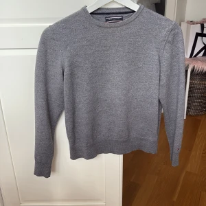 Grå ulltröja från Tommy Hilfiger  - Jättesnygg grå tröja från Tommy hilfiger, storlek S.💕