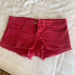 Rosa lågmidjade jeansshorts  - Snygga rosa jeansshorts från Denim & co med låg midja och rå, fransig kant. Klassisk femficksmodell med dragkedja och knapp framtill. Perfekta för sommardagar när du vill ha en chill och färgstark look. Kontakta mig vid frågor!💞💞