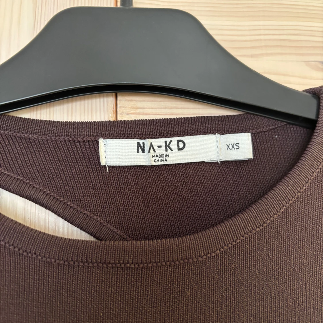 Brun långärmad klänning NA-KD - 1