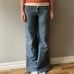 Wide jeans från Miss Denim, ljusblå - Säljer ett par söta ljusblå jeans från Miss Denim. De är low waist och bootcut! Midjemåttet är cirka 38 cm rakt över och innerbensmåttet ca 39 cm. På etiketten står det XL men skulle upskatta storleken till s-m😊!