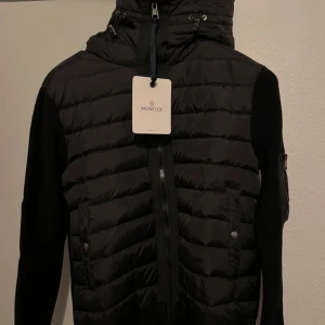 Moncler Cardigan - Moncler Cardigan Storlek XL men sitter definitivt som M/L, använd fåtal gånger och är i nyskick, inga defekter alls och passar perfekt nu till hösten då den är rätt så varm. 