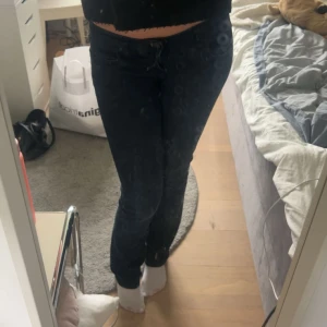Mörkblå low waist Valerie jeans från Ltb - Snygga mörkblå bootcut jeans från Ltb i modell Valerie med klassisk femficksdesign💗Jeansen är low waist och är tillverkade i stretchigt bomullsmaterial. Jeansen har en defekt som lätt går att sy själv. Har används mycket men inte på senaste, säljer för att jag inte får någon användning av dom. Ny pris 800kr, lägger ut för 500kr