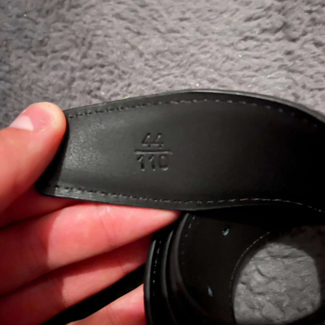 Snyggt svart bälte med ett H märke - 1