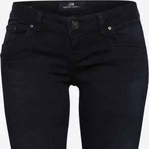 Nattblå LTB jeans  - Snygga nattblå jeans från LTB. Är i model Valerie och har storlek 25W samt längd L32. Passar bra till någon som är 165+. Köpta i februari så är i fint skick. Lite stretchigt material då skulle passa även passa någon med en storlek större. 